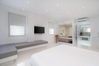 Cycladic Suites & Spa的电视和/或娱乐中心