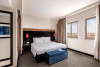 Oaks Ibn Battuta Gate Dubai客房内的一张或多张床位