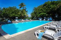 Hilo Hawaiian Hotel, Trademark Collection by Wyndham内部或周边的泳池