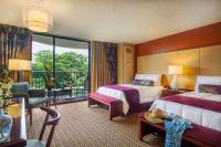 Hilo Hawaiian Hotel, Trademark Collection by Wyndham客房内的一张或多张床位