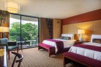 Hilo Hawaiian Hotel, Trademark Collection by Wyndham客房内的一张或多张床位