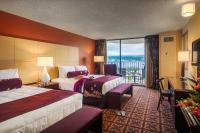 Hilo Hawaiian Hotel, Trademark Collection by Wyndham客房内的一张或多张床位