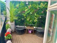 Hampstead Opulence Apartment - Luxurious Split Level Property外面的花园