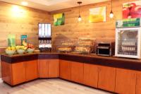 Quality Inn Miami Airport - Doral的厨房或小厨房