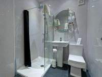 Lauriston &amp; Lawton Court Hotel的一间浴室