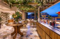 Niche Hotel Athens的阳台或露台