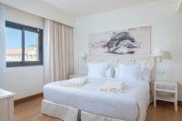 Iberostar Selection Andalucia Playa客房内的一张或多张床位