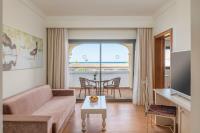 Iberostar Selection Andalucia Playa的电视和/或娱乐中心