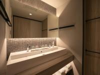 ORIENTAL HOTEL UNIVERSAL CITY的一间浴室
