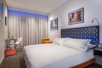 The Constance Fortitude Valley客房内的一张或多张床位