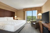 Holiday Inn National Airport/Crystal City by IHG的电视和/或娱乐中心
