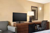 Holiday Inn National Airport/Crystal City by IHG的电视和/或娱乐中心