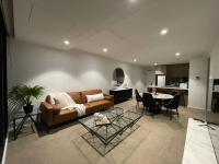Modern 3 Bedroom Apartment in Southbank的厨房或小厨房