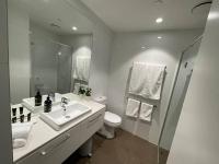 Modern 3 Bedroom Apartment in Southbank的一间浴室