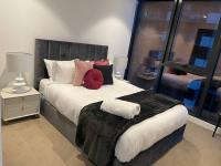 Modern 3 Bedroom Apartment in Southbank客房内的一张或多张床位