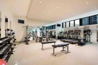 Modern 3 Bedroom Apartment in Southbank的健身中心和/或健身设施