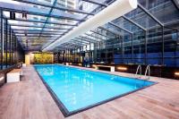 Modern 3 Bedroom Apartment in Southbank内部或周边的泳池