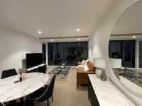 Modern 3 Bedroom Apartment in Southbank的电视和/或娱乐中心