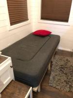 奥斯汀Fox Tiny Home - The Cabins at Rim Rock的一张床上的床上红色枕头