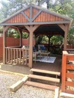 Fox Tiny Home - The Cabins at Rim Rock外面的花园