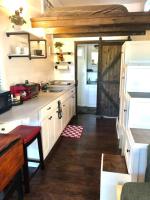奥斯汀Fox Tiny Home - The Cabins at Rim Rock的一间带水槽和冰箱的小厨房