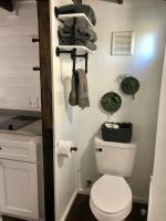 Fox Tiny Home - The Cabins at Rim Rock的一间浴室