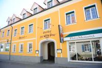 Schwanberg弗雷舍雷酒店 - 祖拉尔腾邮局的一座大型橙色建筑,入口处