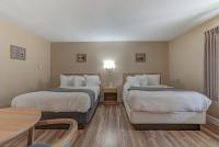 Shasta Pines Motel &amp; Suites客房内的一张或多张床位