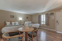 Shasta Pines Motel &amp; Suites客房内的一张或多张床位