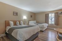 Shasta Pines Motel &amp; Suites客房内的一张或多张床位