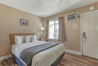 Shasta Pines Motel &amp; Suites客房内的一张或多张床位