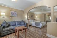 Shasta Pines Motel &amp; Suites的休息区