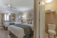 Shasta Pines Motel &amp; Suites客房内的一张或多张床位
