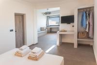 North Wind Luxury Suites客房内的一张或多张床位