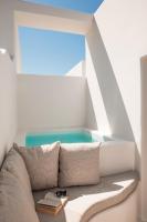 North Wind Luxury Suites的休息区