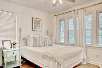 Lovely Beach Bungalow客房内的一张或多张床位