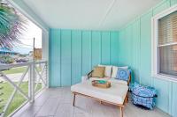 Lovely Beach Bungalow的休息区