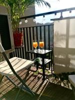 Apartament I LOVE PIOTRKOWSKA z wielkim lustrem, balkonem i klimatyzacją的阳台或露台