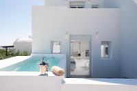 Cycladic Suites & Spa内部或周边的泳池