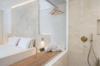 Cycladic Suites & Spa客房内的一张或多张床位