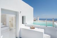 Cycladic Suites & Spa内部或周边的泳池