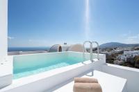 Cycladic Suites & Spa内部或周边的泳池