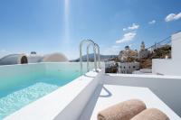 Cycladic Suites & Spa内部或周边的泳池