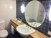 Cairns Harbourside Hotel的一间浴室