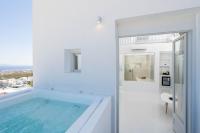 Cycladic Suites & Spa内部或周边的泳池