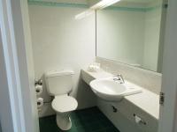 Cairns Harbourside Hotel的一间浴室