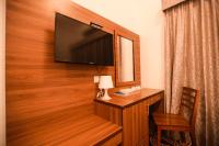 AL KARNAK HOTEL - BRANCH的电视和&#47;或娱乐中心
