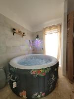乐巴凯尔斯Villa 6 couchages spa privatif, accès direct mer, piscine的浴室设有花卉大浴缸