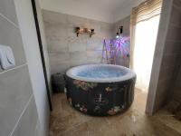 乐巴凯尔斯Villa 6 couchages spa privatif, accès direct mer, piscine的房间里有一间带大浴缸的浴室