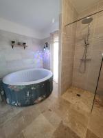 乐巴凯尔斯Villa 6 couchages spa privatif, accès direct mer, piscine的一间带大浴缸和淋浴的浴室